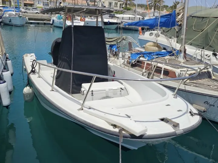 🚤 BOSTON WHALER OUTRAGE 21 · EQUIPAMIENTO DE ALTA GAMA