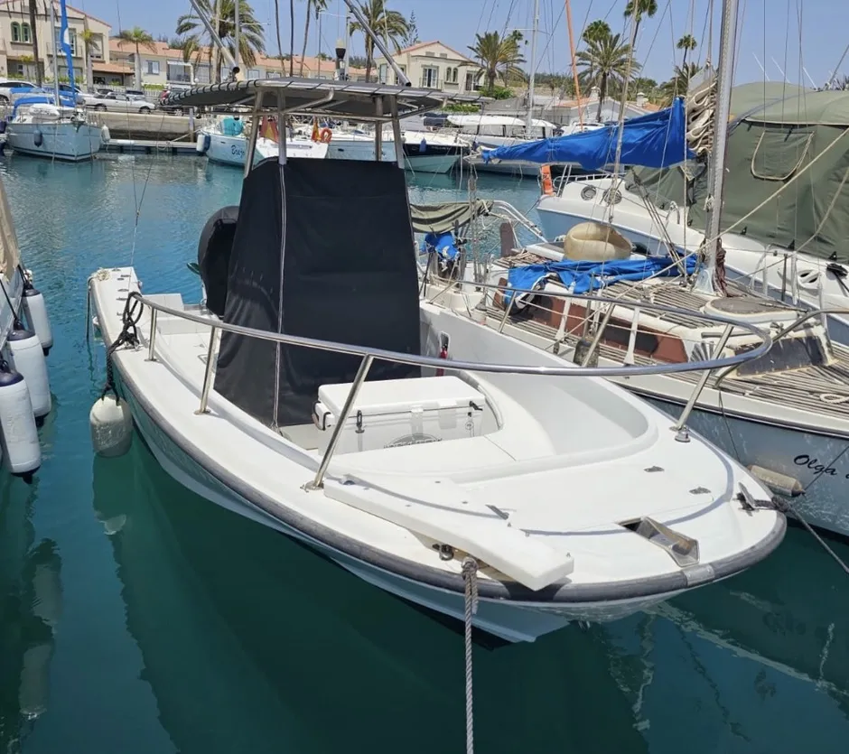 🚤 BOSTON WHALER OUTRAGE 21 · EQUIPAMIENTO DE ALTA GAMA